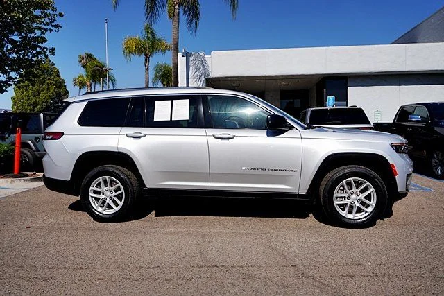 Used 2023 Silver Jeep Laredo image 6