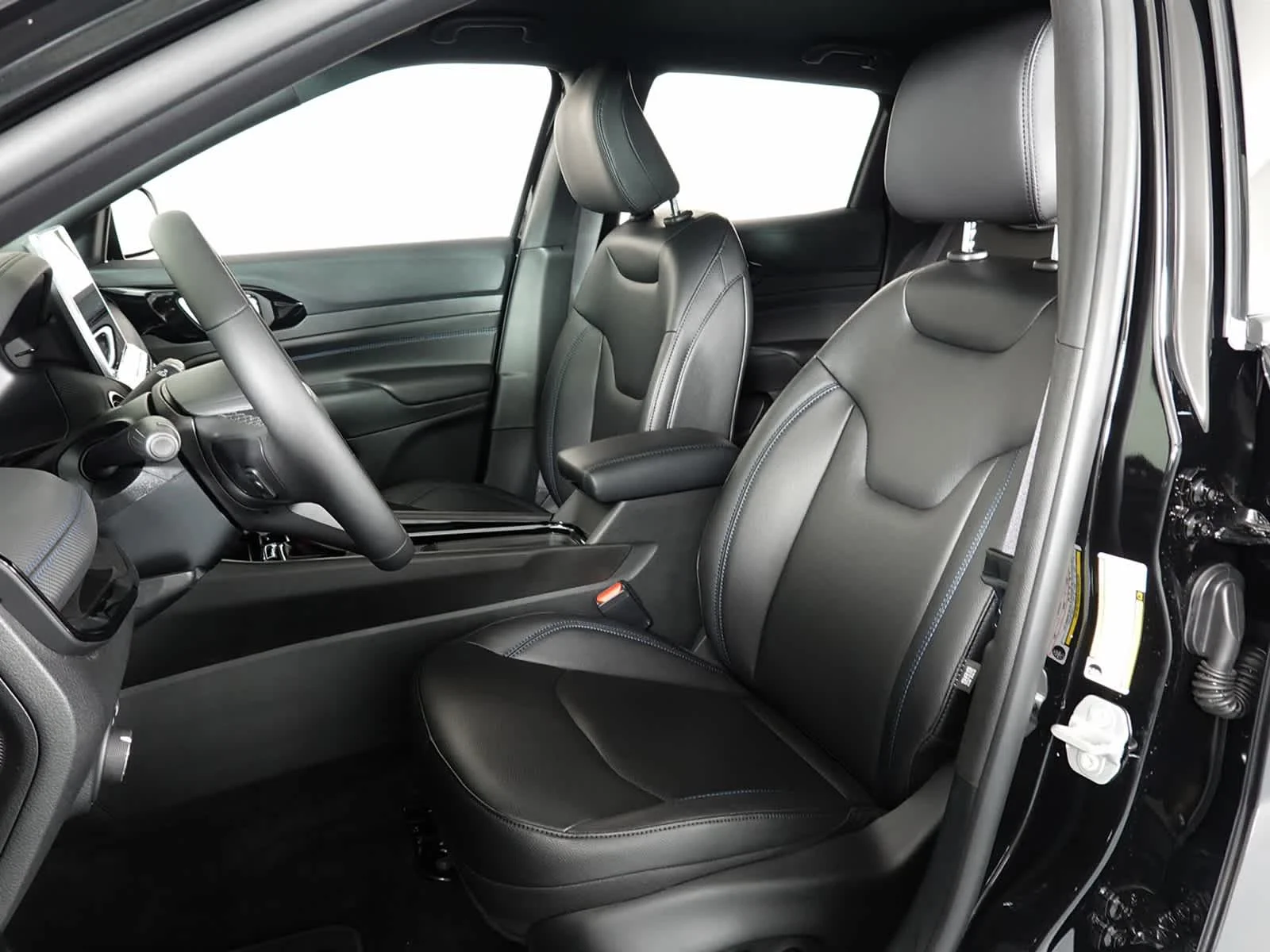 New 2026 Diamond Black Crystal Pearl-Coat Exterior Paint Jeep Limited Altitude image 15