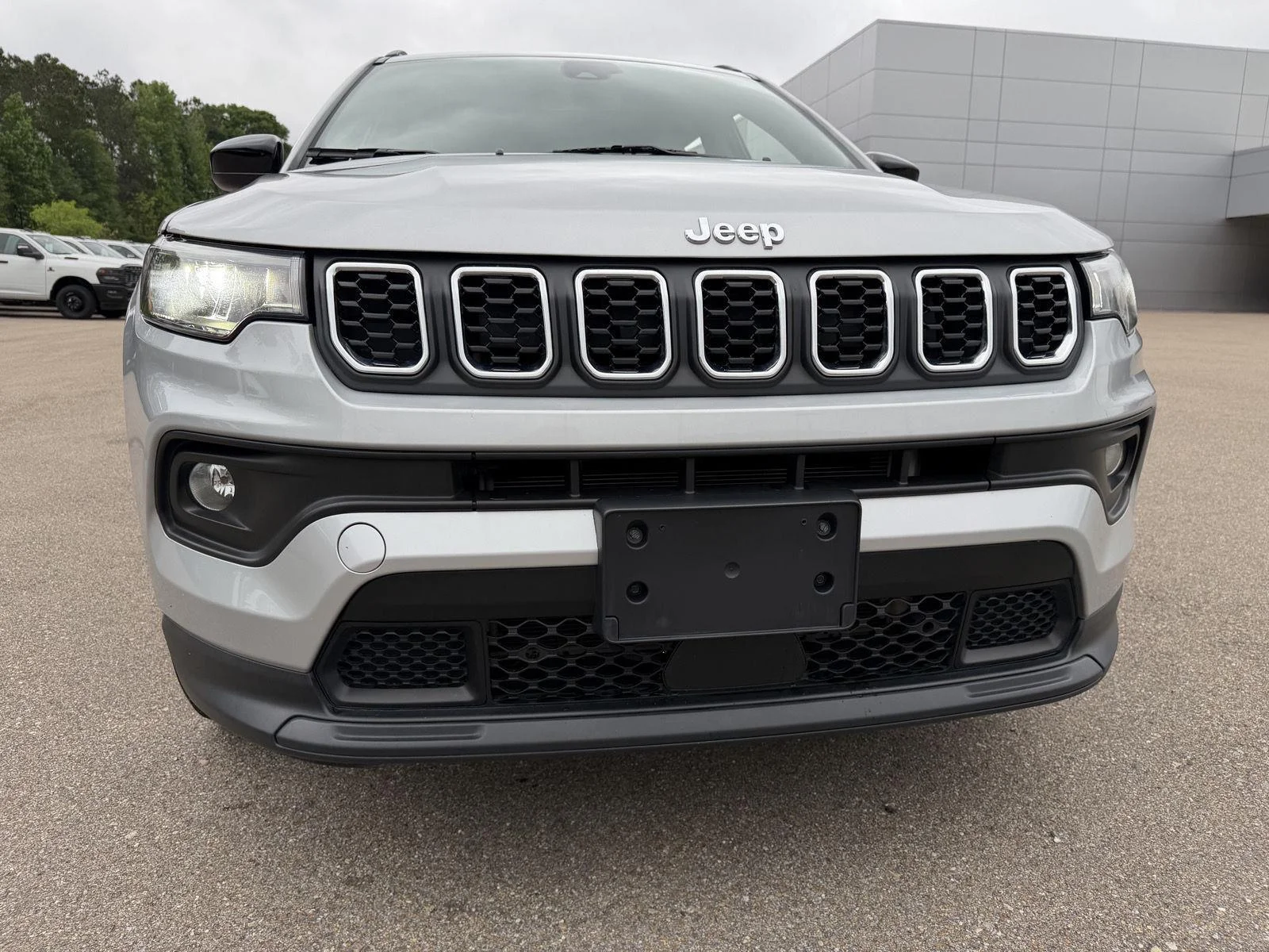 Used 2024 Silver Zynith Metallic Clearcoat Jeep Latitude image 23