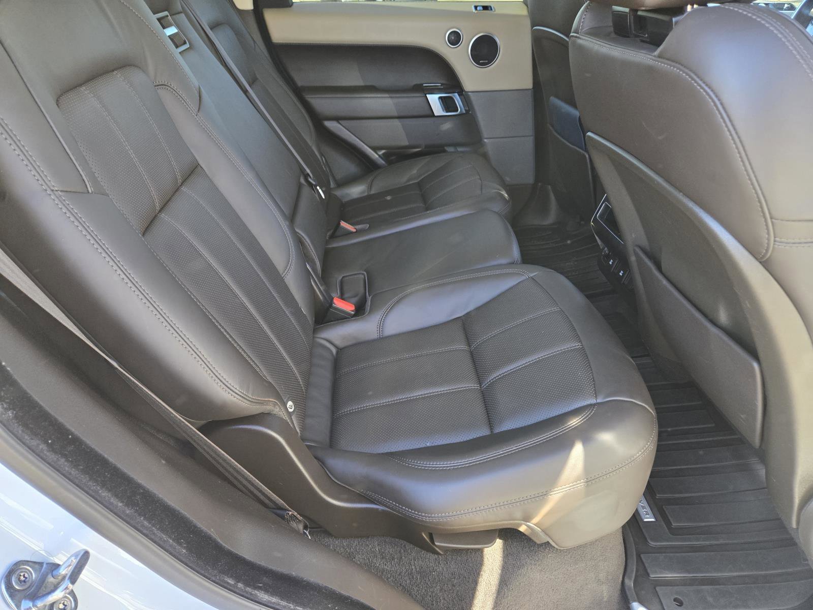 Used 2019 Fuji White Land Rover Dynamic image 34
