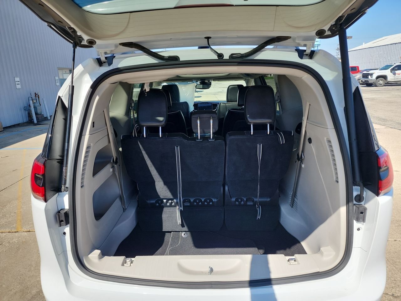 Used 2023  Chrysler Limited image 25