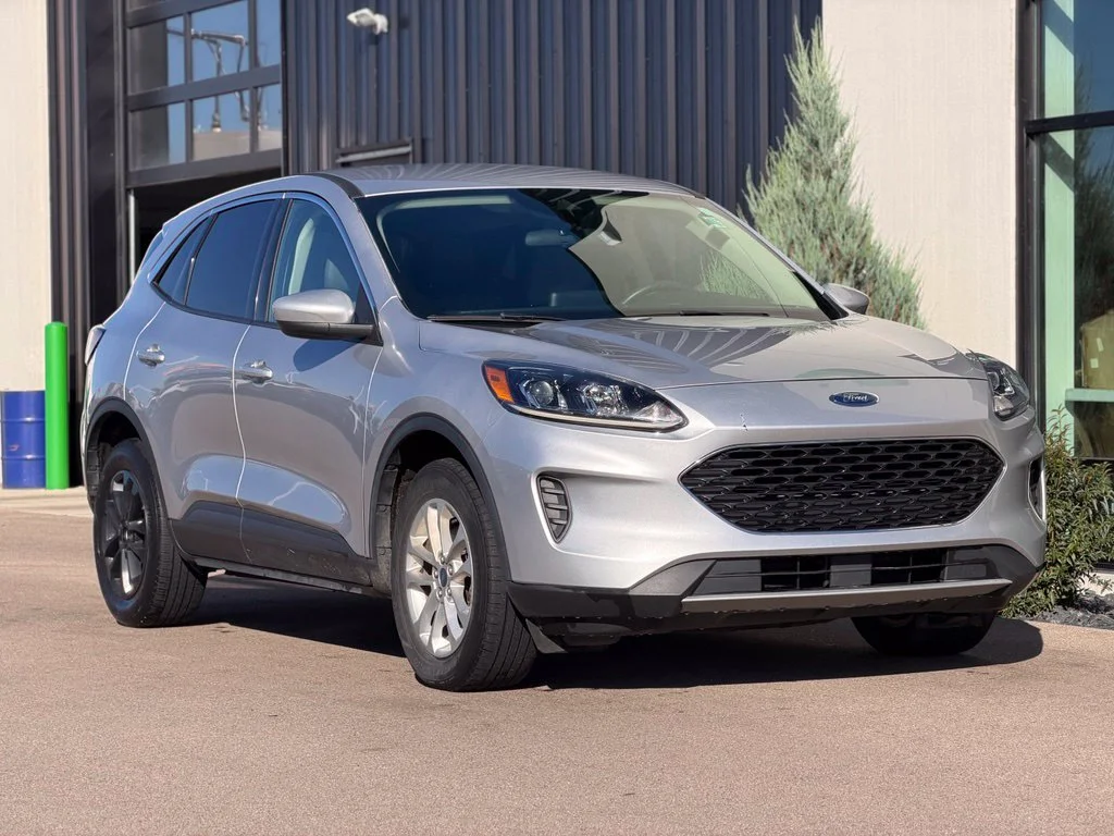 Used 2020 Silver Ford SE image 4