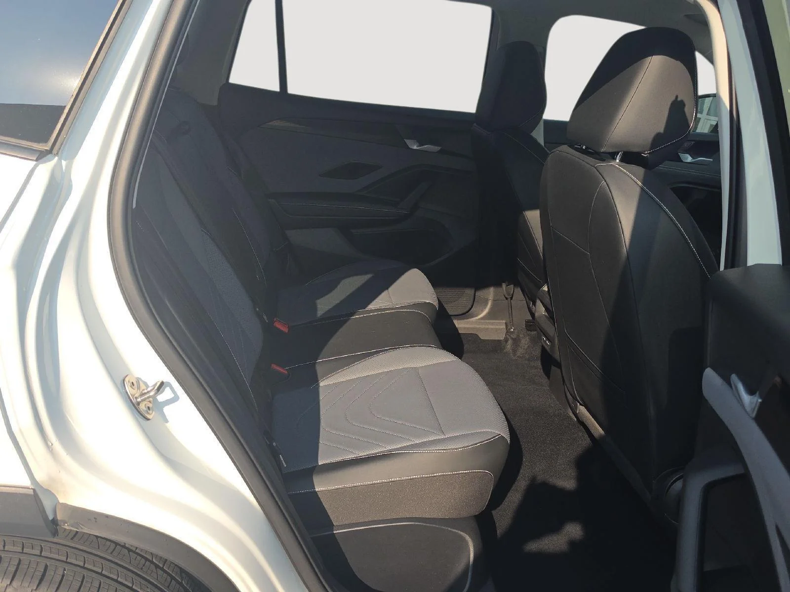 Certified Used 2025 WHITE Volkswagen SE image 11