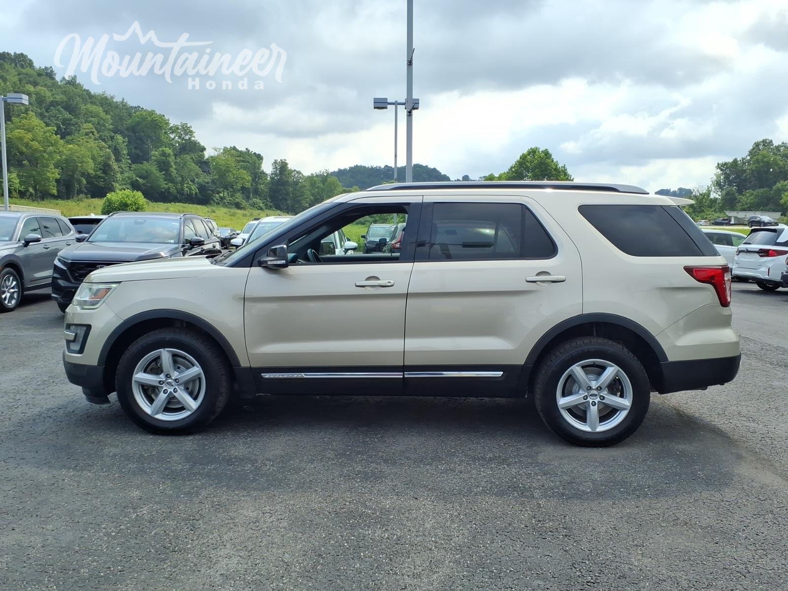 Used 2017 White Gold Ford XLT image 4