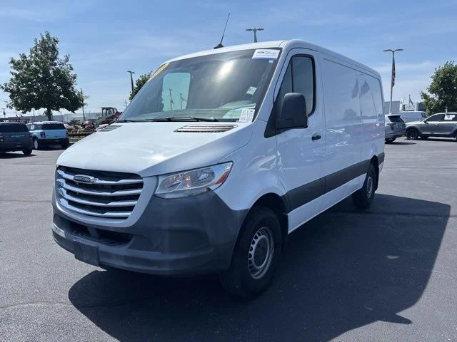Used 2019 White Freightliner Standard Roof I4 image 4