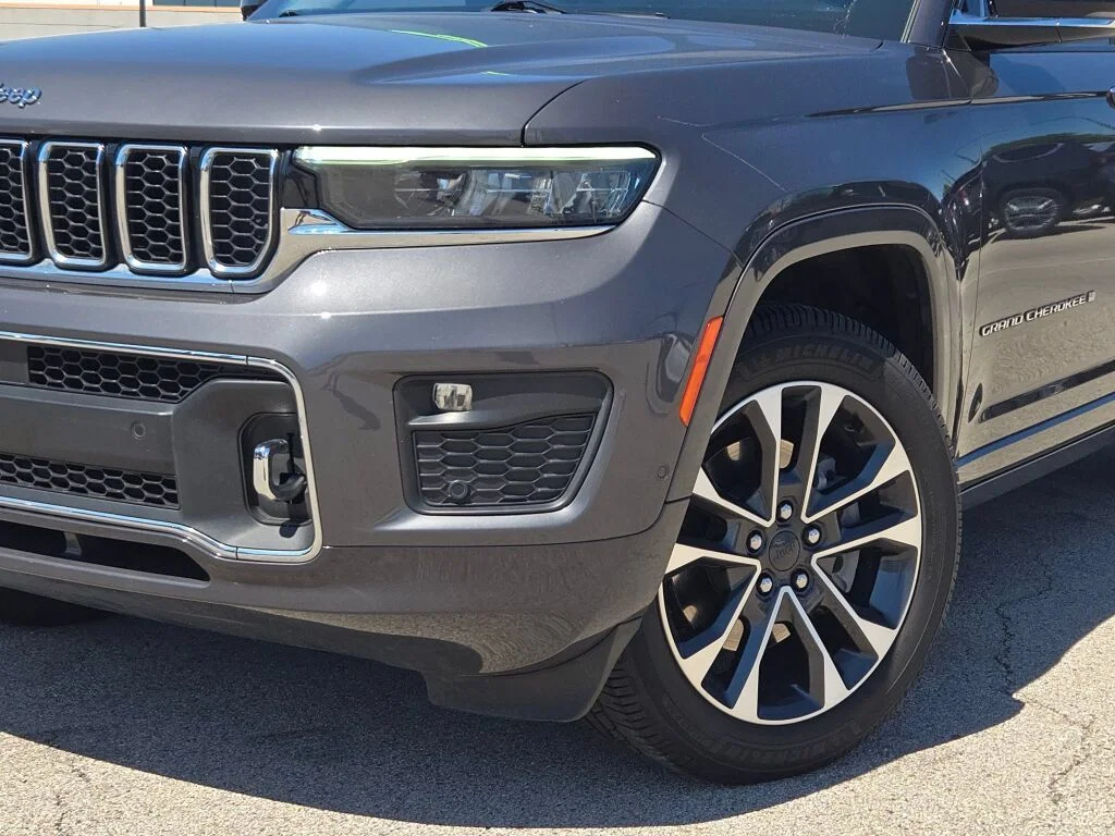 Certified Used 2021 Gray Metallic Jeep Overland image 3