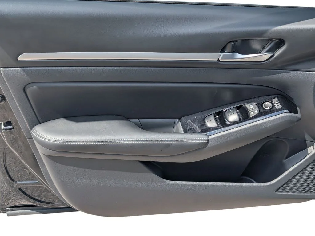 Used 2025 Black Nissan 2.5 SL image 10