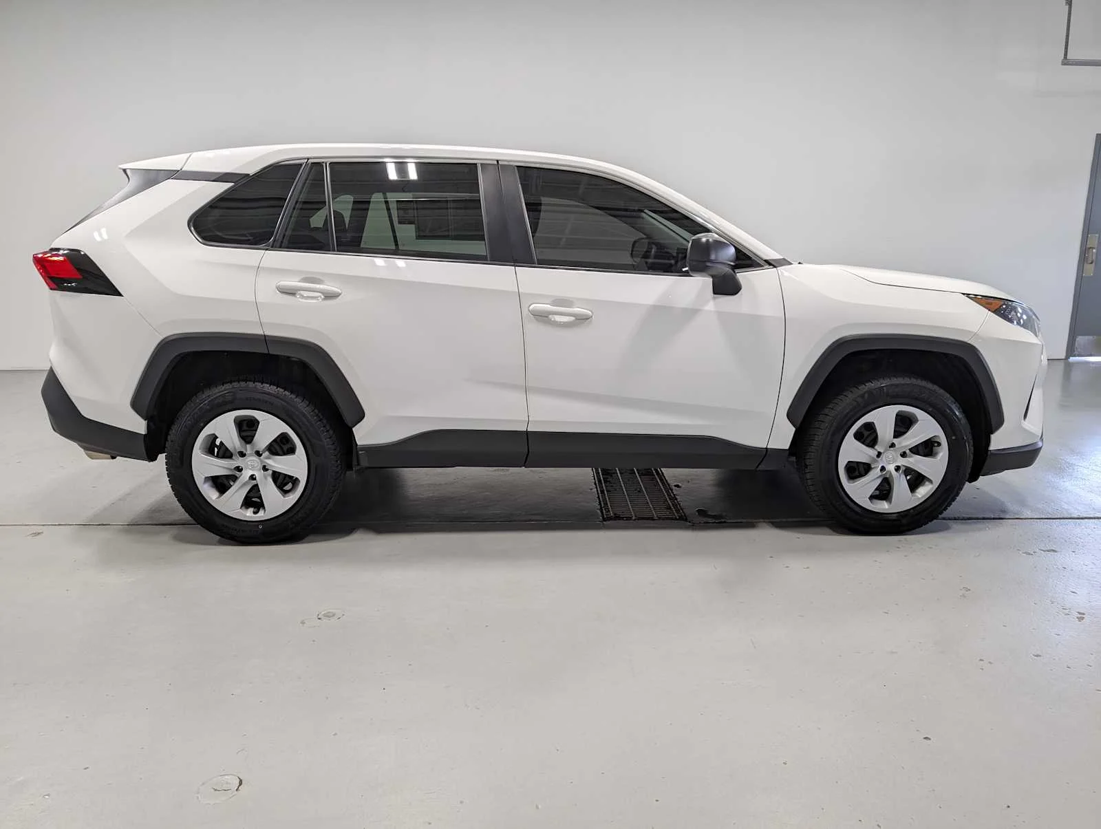 Used 2022 White Toyota LE image 7