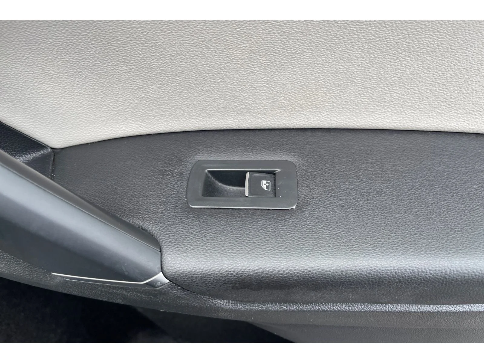 Used 2020 Platinum Gray Metallic Volkswagen SE image 22