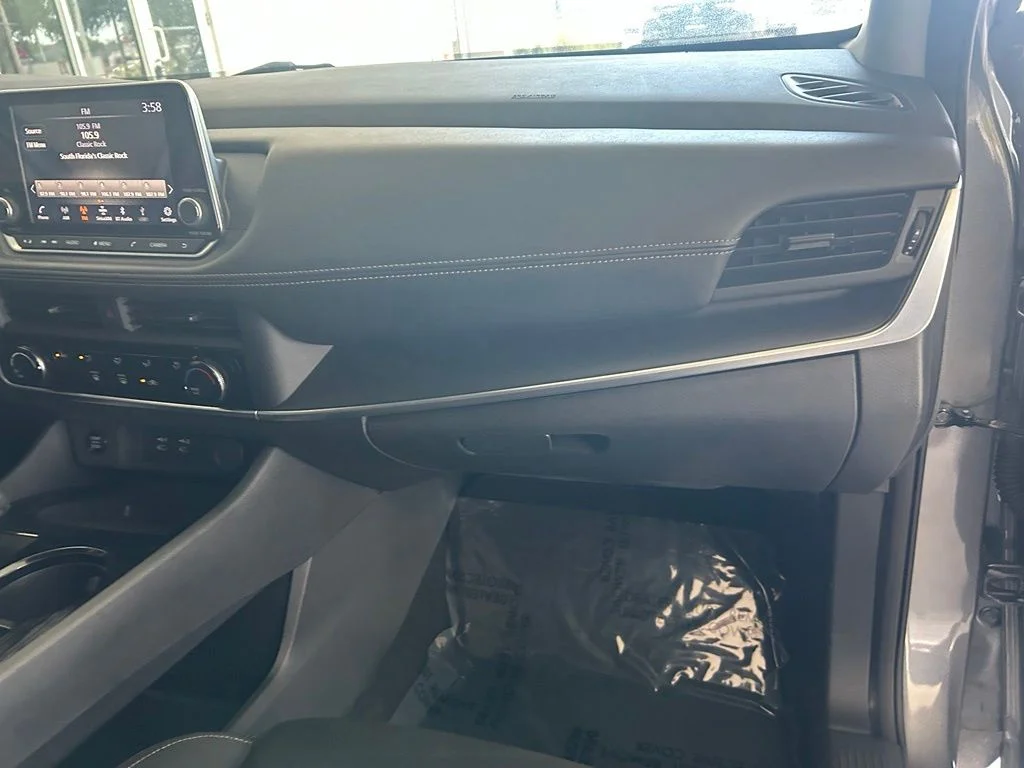 Used 2024 Gray Nissan S image 19