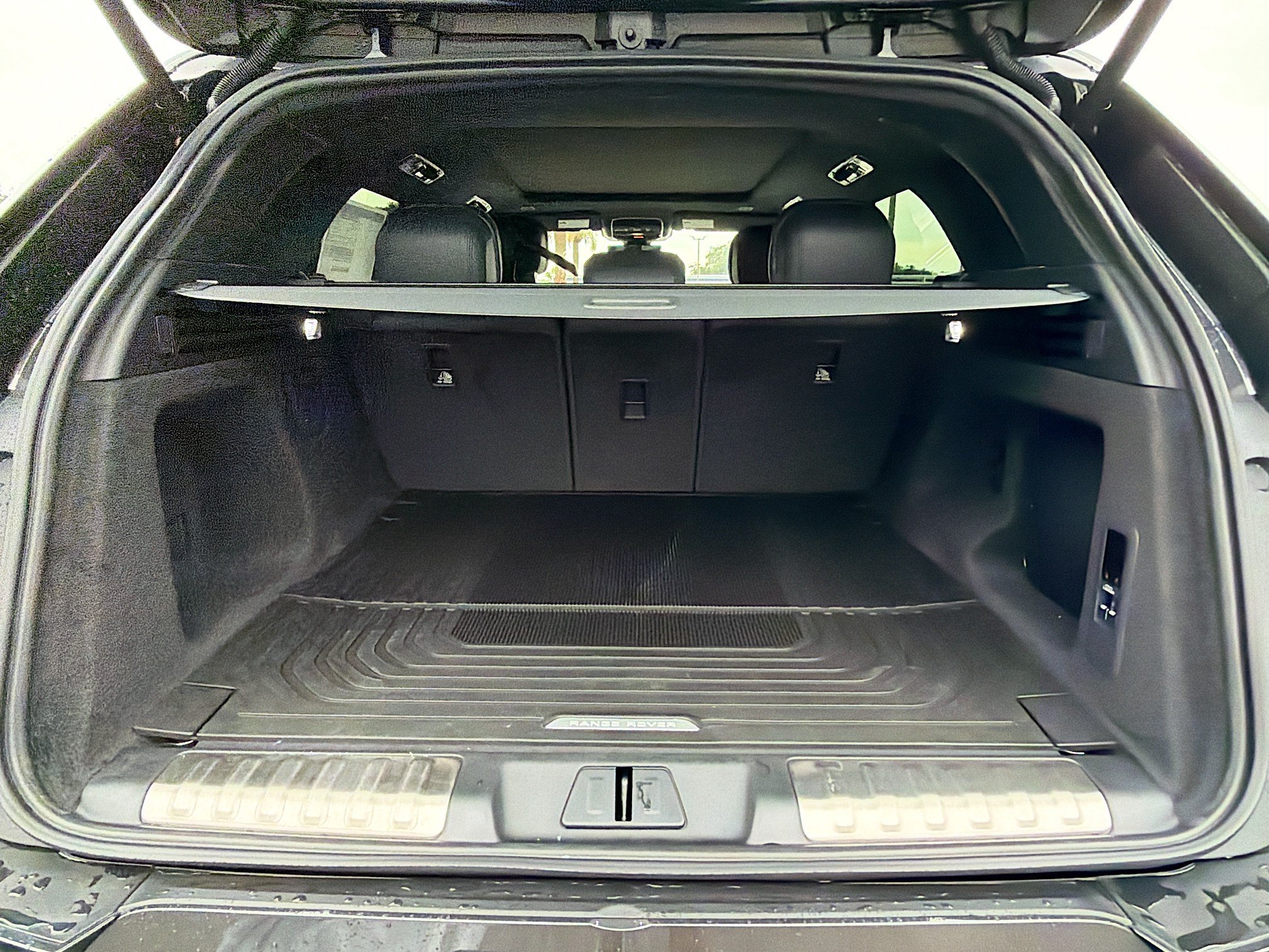 New 2026 Carpathian Grey Land Rover Dynamic SE image 12