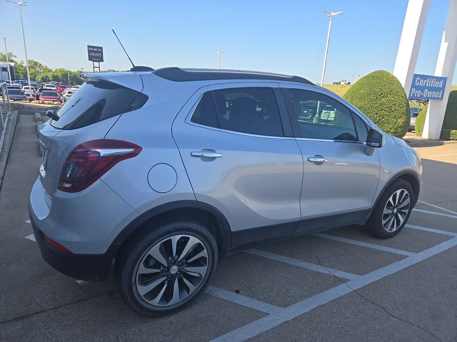 Used 2022 Includes (MDP) Anthracite lower exterior accent color, Paint code W598F.) Buick Preferred image 5