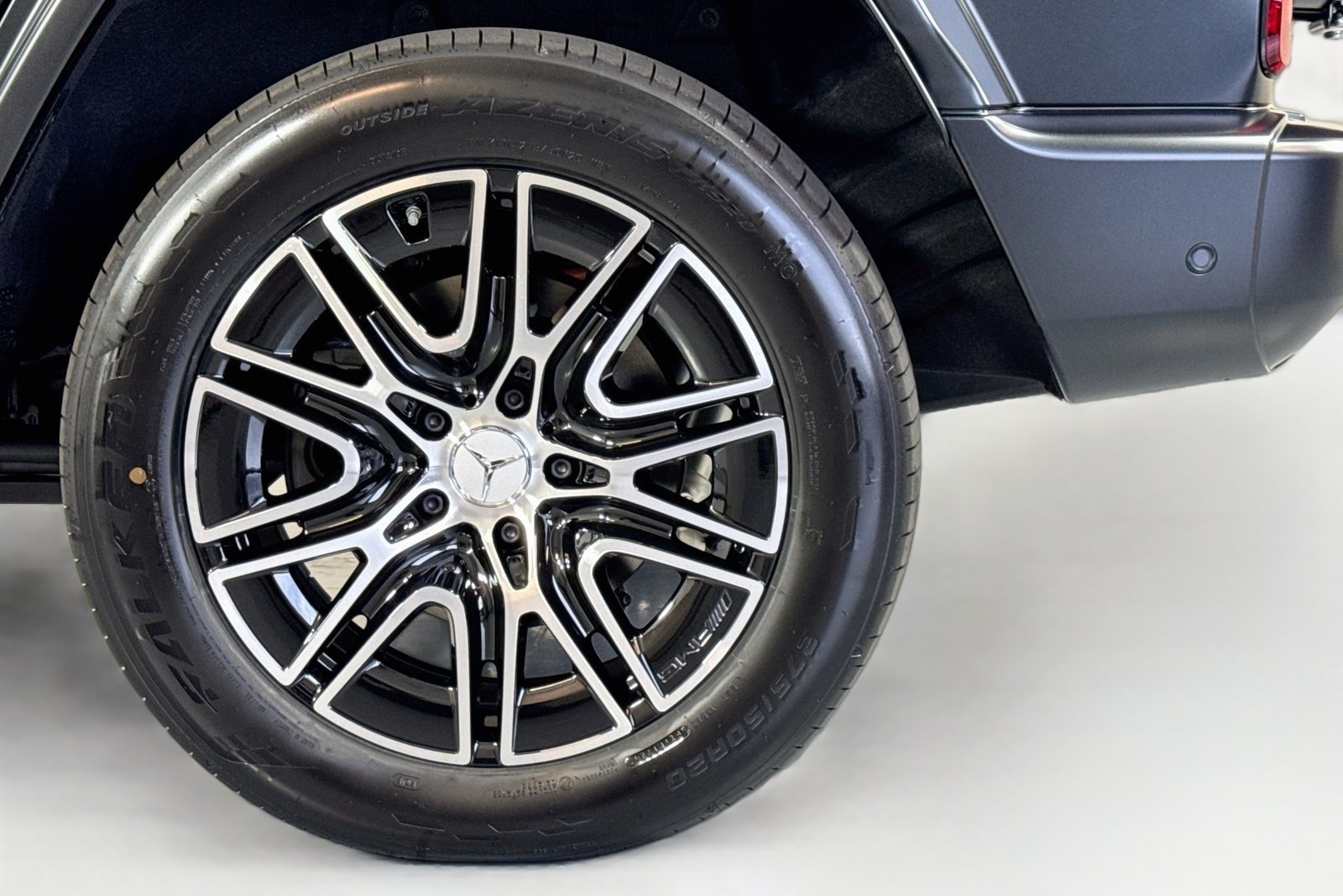 New 2027 MANUFAKTUR Night Black Magno Mercedes-Benz G 580e image 29