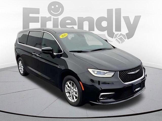 New 2026 Diamond Black Crystal Pearl-Coat Exterior Paint Chrysler Select image 3