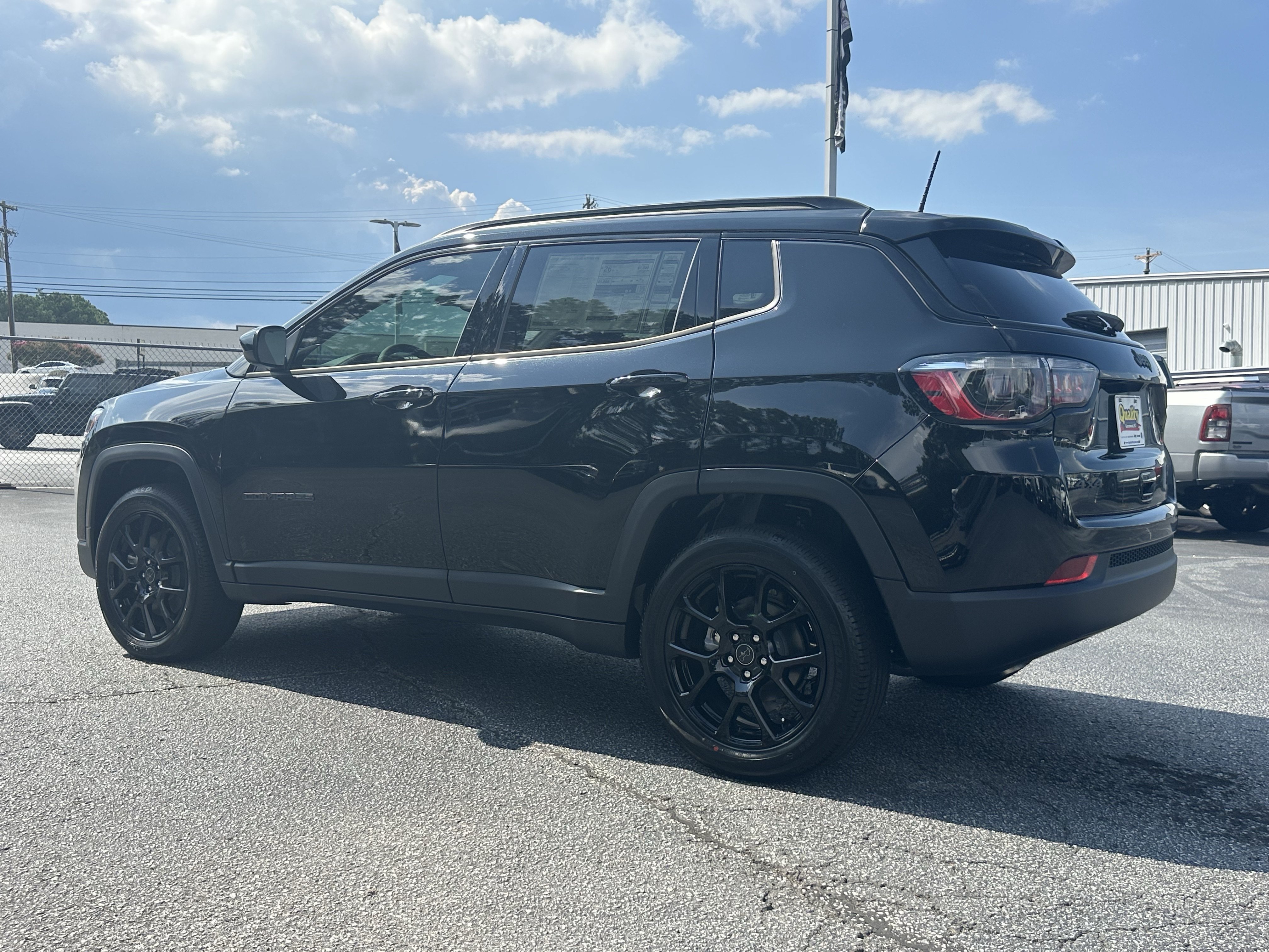 New 2026 Diamond Black Crystal Pearl-Coat Exterior Paint Jeep Latitude Altitude image 5