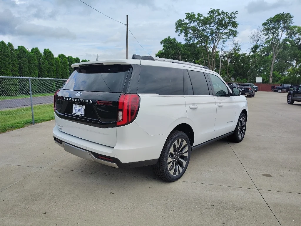 New 2026 Oxford White Ford Platinum® image 5