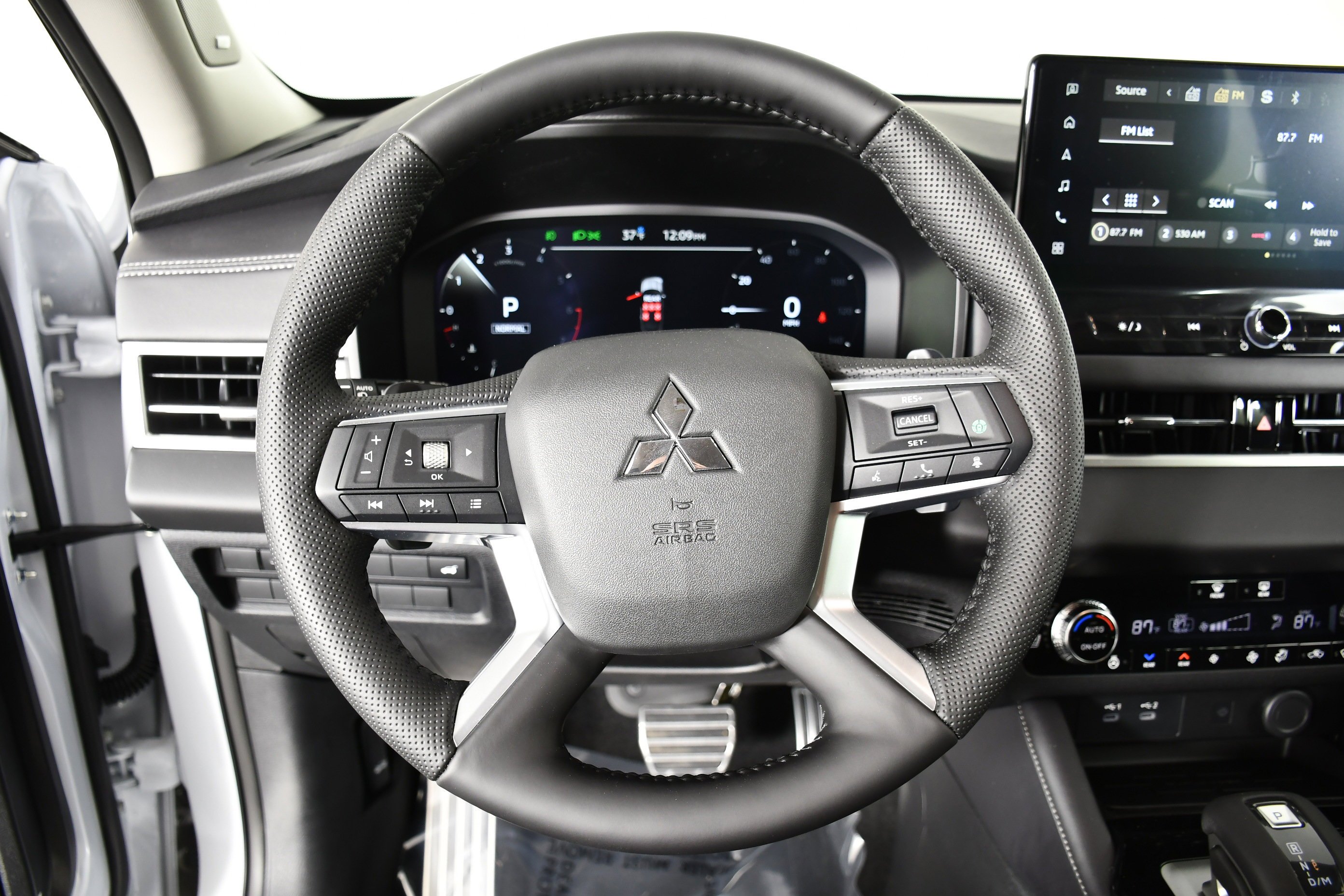 New 2026 White Diamond Mitsubishi SEL image 12