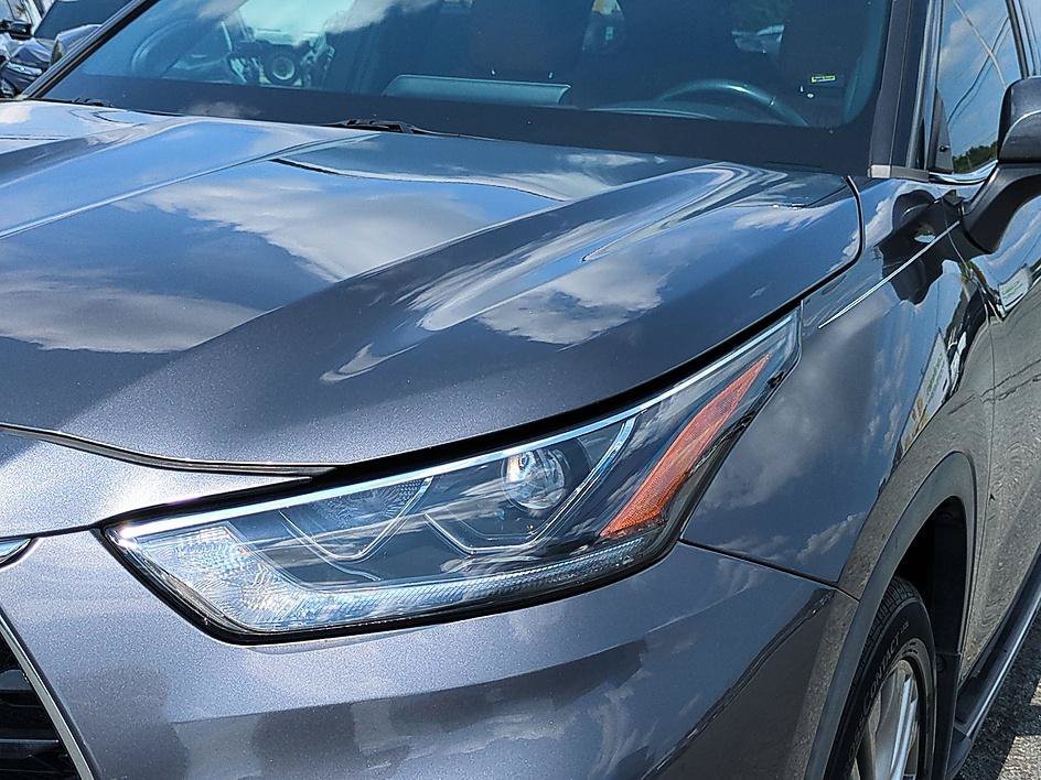 Used 2021 Magnetic Gray Metallic Toyota Platinum image 9