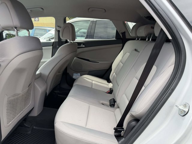 Used 2017 Molten Silver Hyundai SE image 9