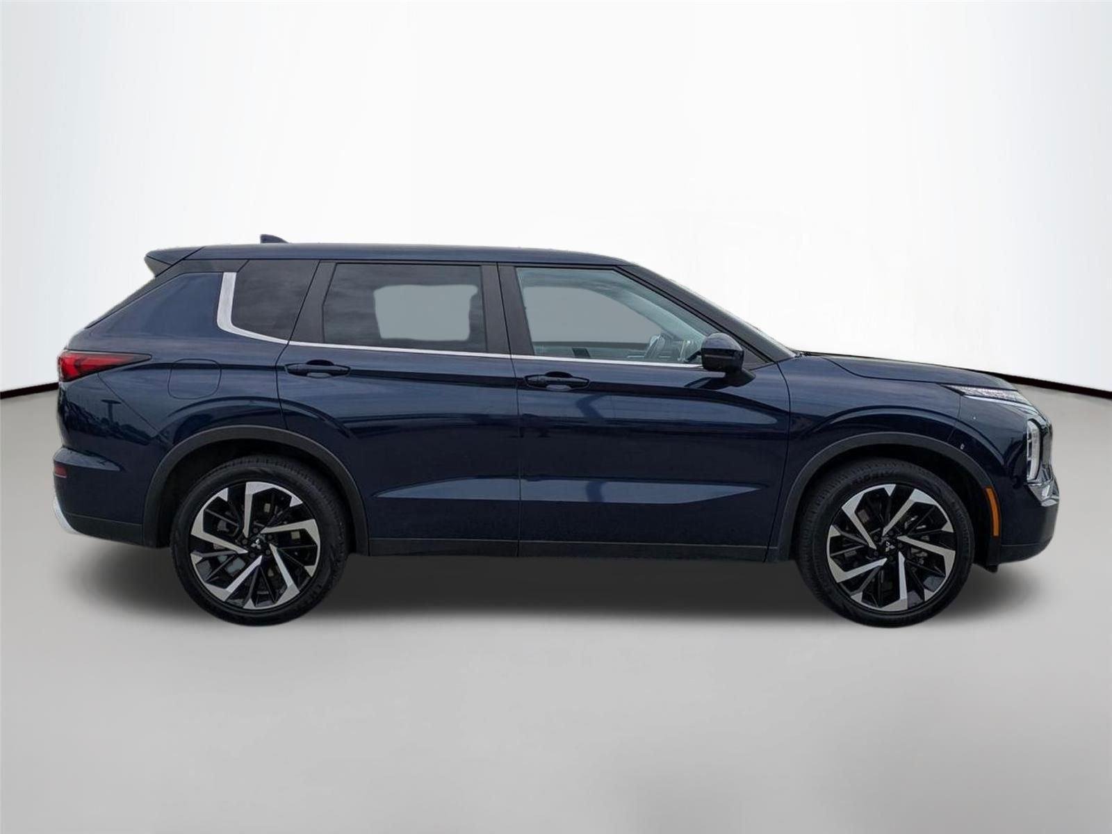 Used 2023 Cosmic Blue Metallic Mitsubishi SE image 4