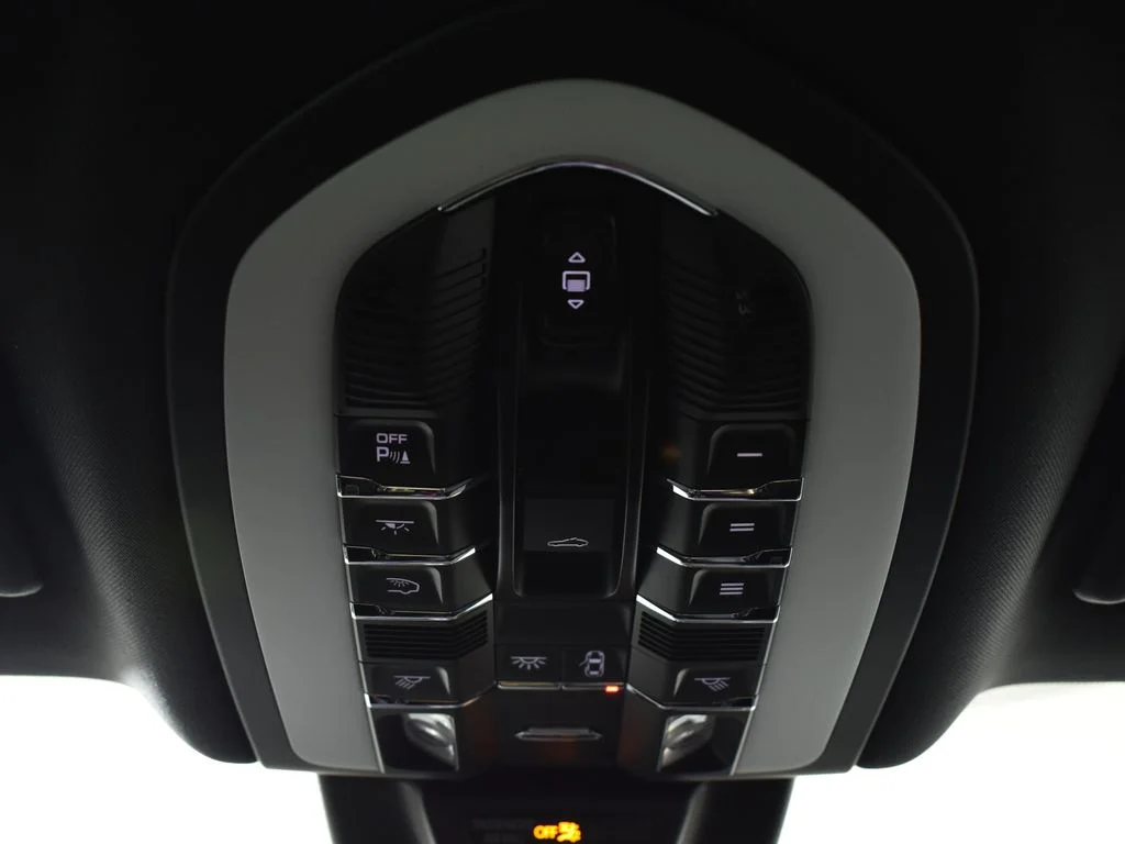 2026 Porsche Macan - Photo 21