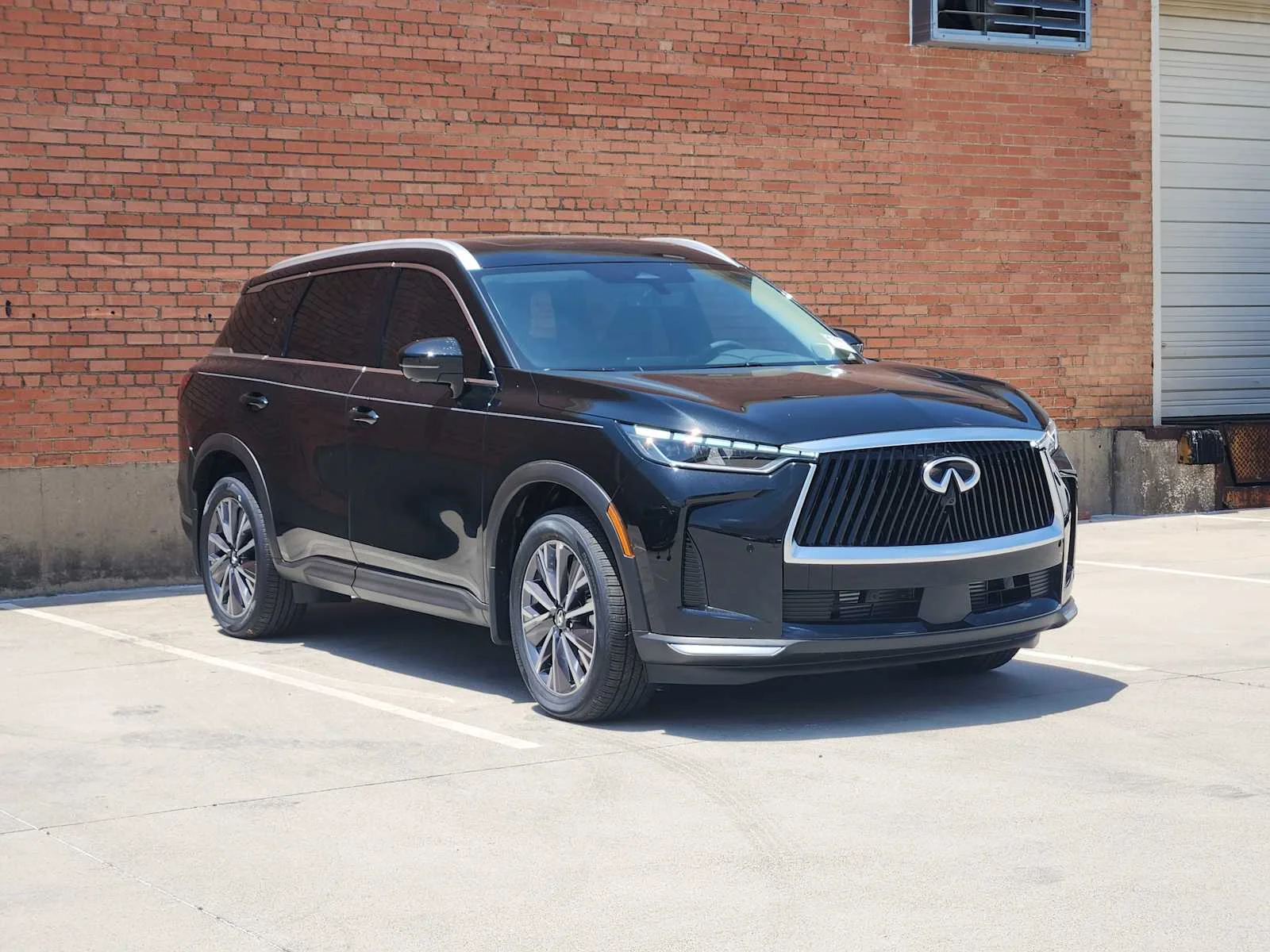 New 2027 MINERAL BLACK INFINITI Luxe FWD image 2