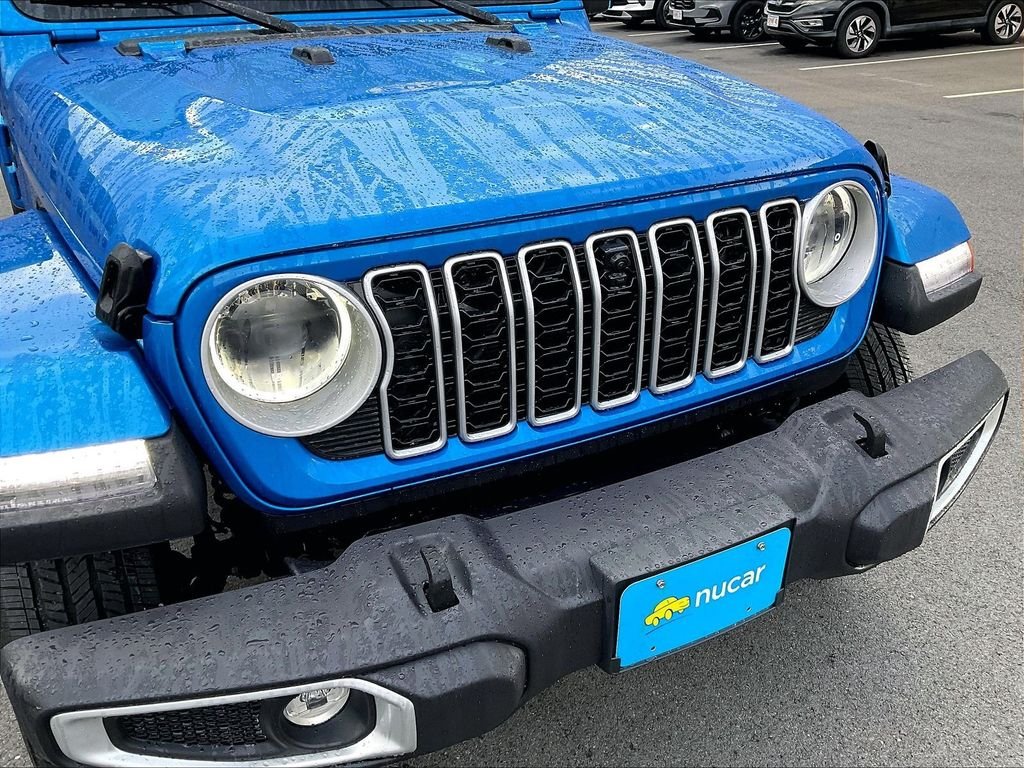 Used 2025 Hydro Blue Pearl Coat Jeep Sahara image 32