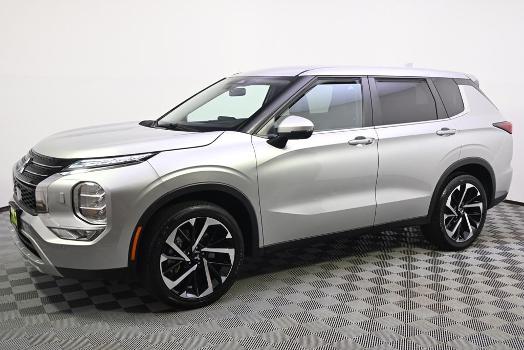 Used 2024 Mitsubishi Outlander SE with VIN JA4J4VA84RZ060294 for sale in St. Louis Park, Minnesota