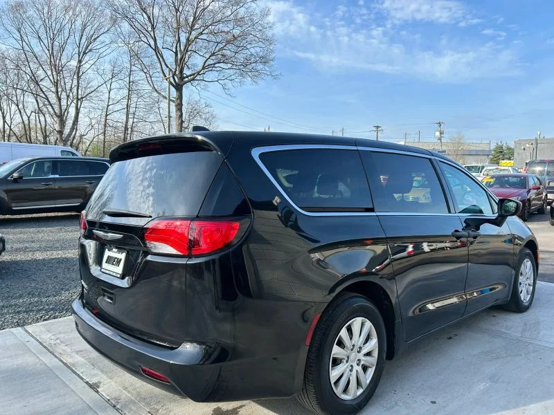 Used 2021 Black Chrysler L Minivan 4D image 12
