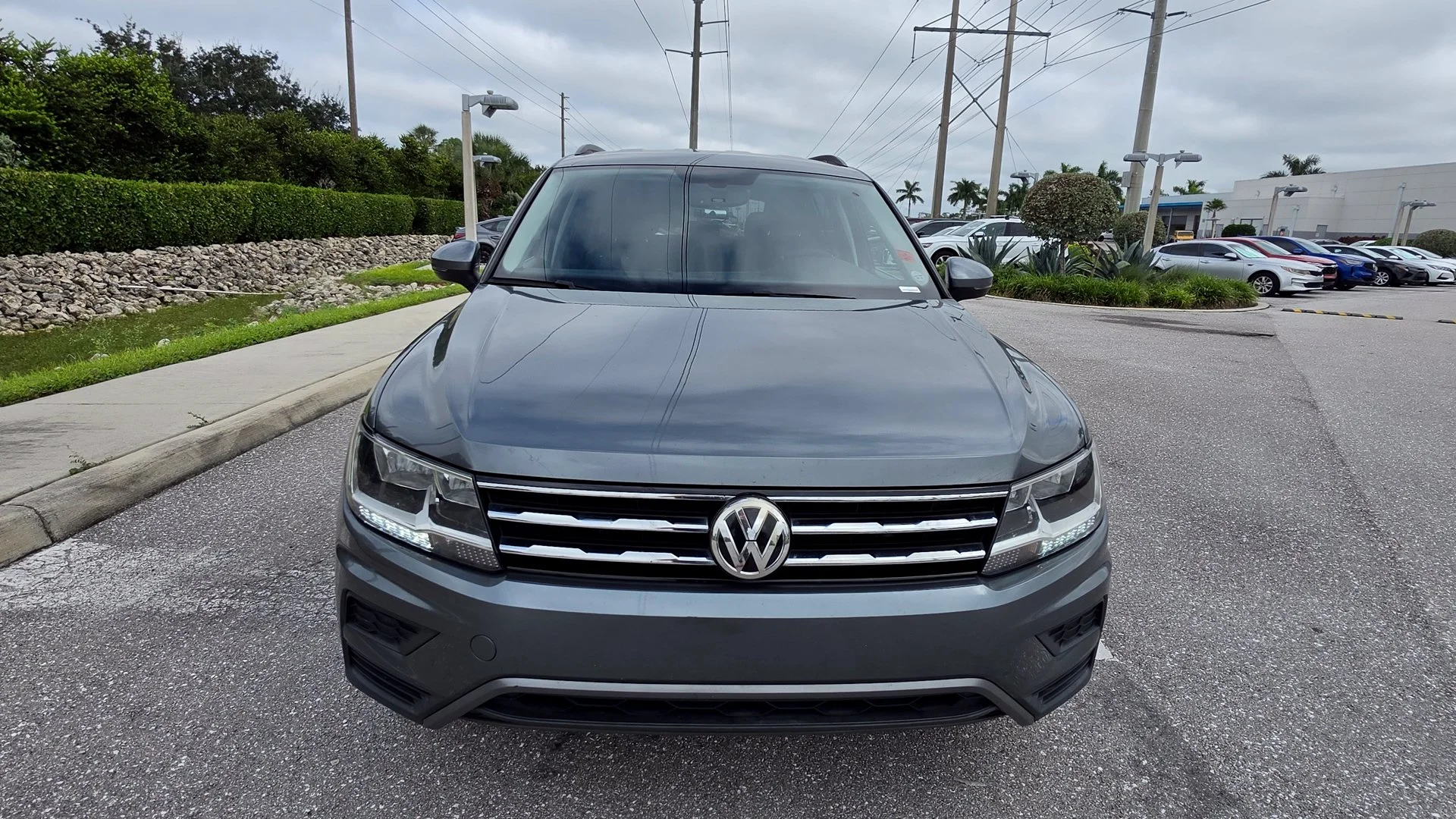 Used 2020 Platinum Gray Metallic Volkswagen 2.0T SE image 2