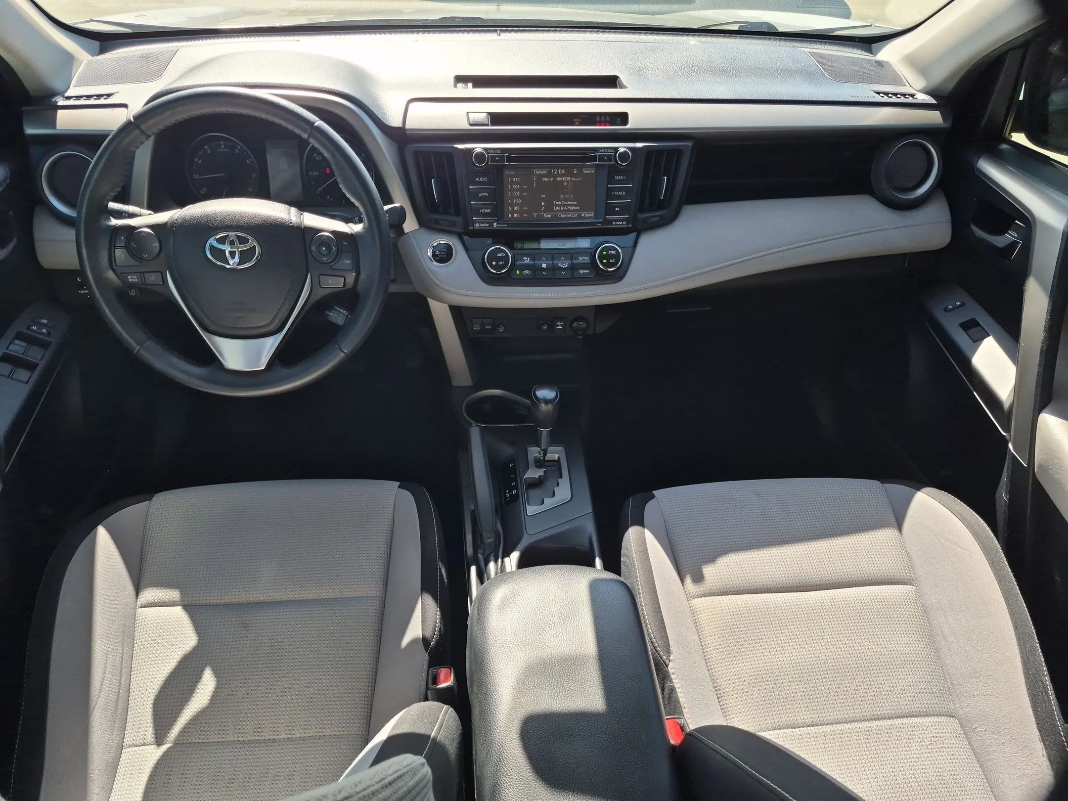 Used 2018 Silver Sky Metallic Toyota XLE image 27