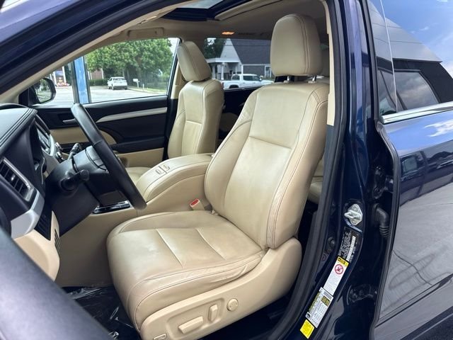 Used 2014 Blue Toyota XLE V6 image 10
