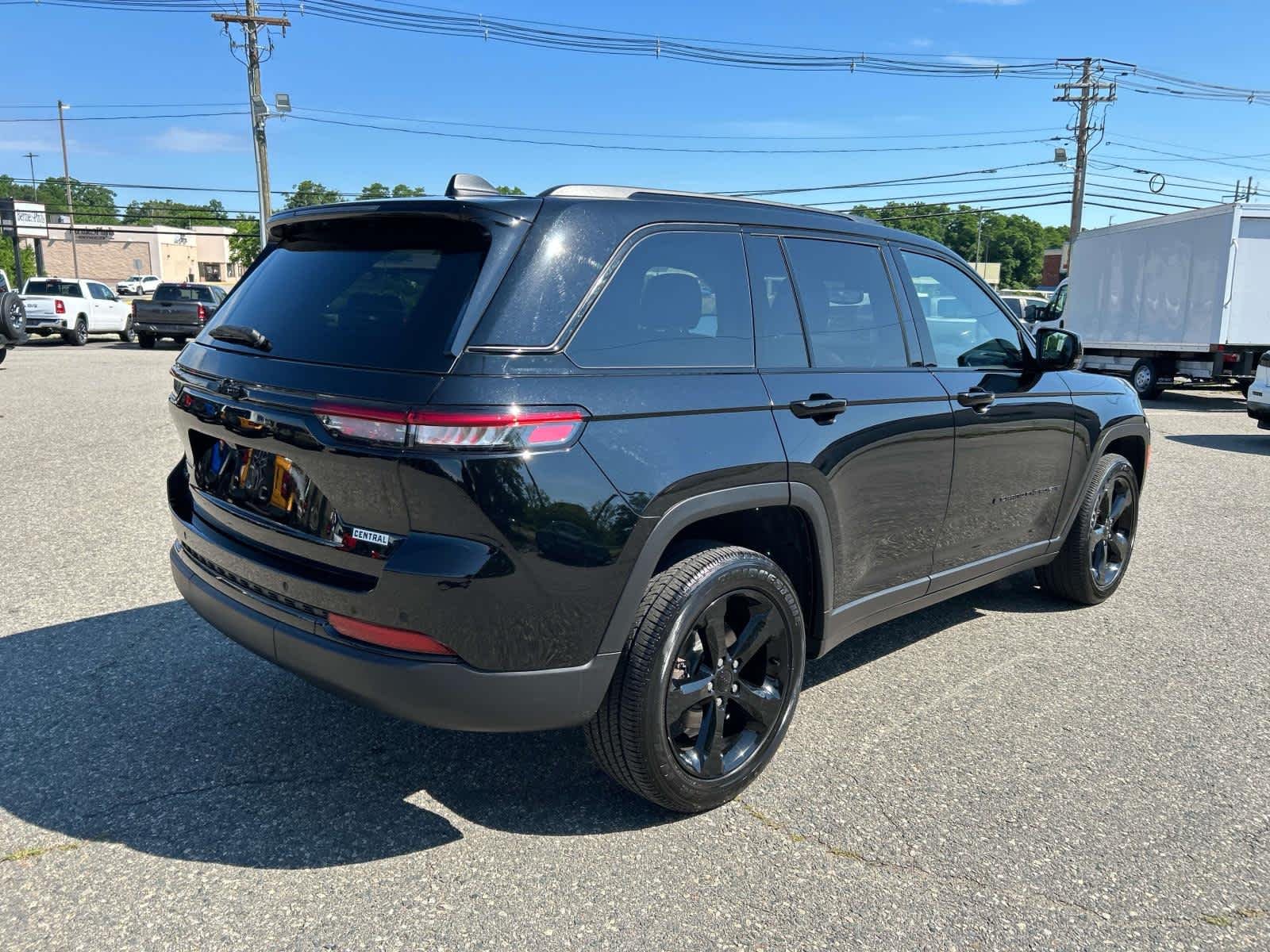 Certified Used 2023 Diamond Black Crystal Pearlcoat Jeep Altitude X image 3
