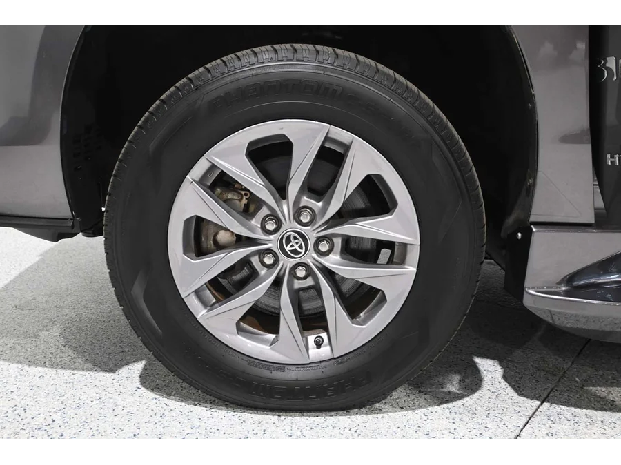 Used 2021 GRAY Toyota XLE Mobility Handicap Van image 12