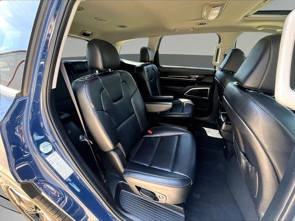 Used 2025 Black Kia S image 28