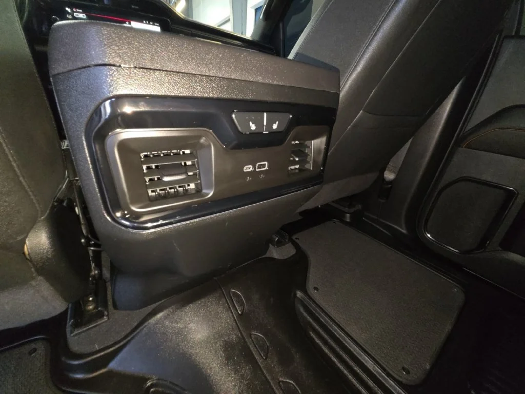 Used 2025 Summit White GMC AT4 image 29
