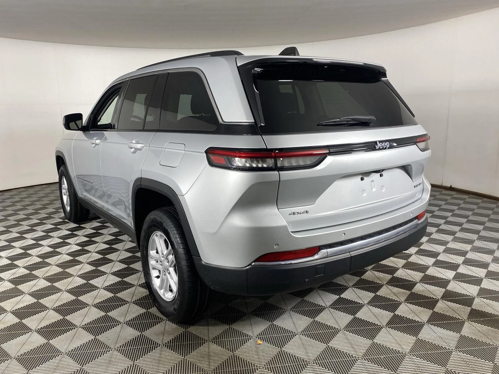 Used 2023 Silver Zynith Jeep Laredo image 15