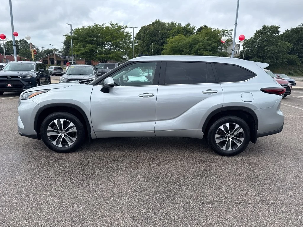 Used 2025 Silver Toyota XLE image 4