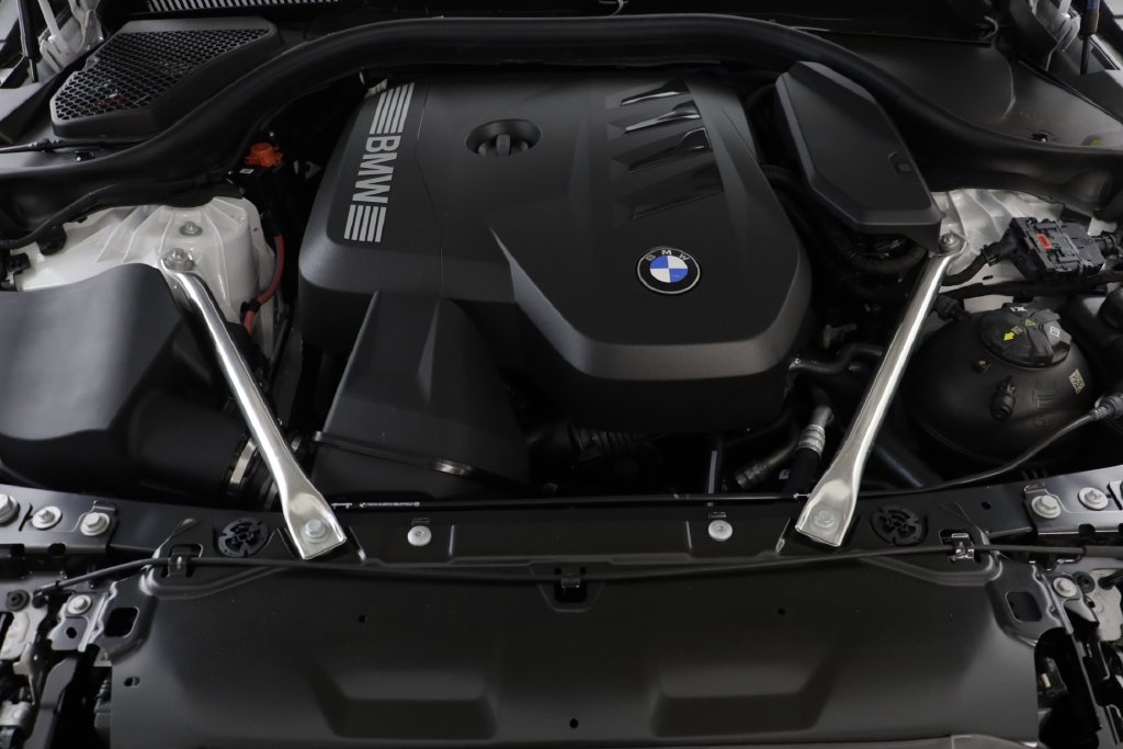 New 2027 Mineral White Metallic BMW 530i xDrive image 23