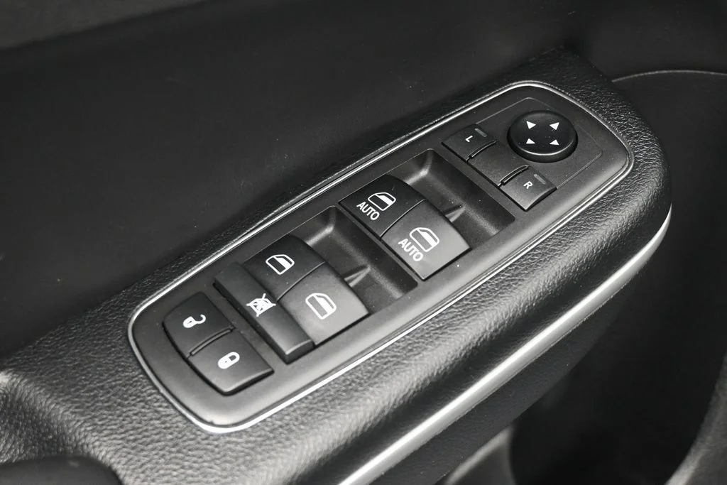 Used 2018 Maximum Steel Metallic Clearcoat Chrysler S image 14