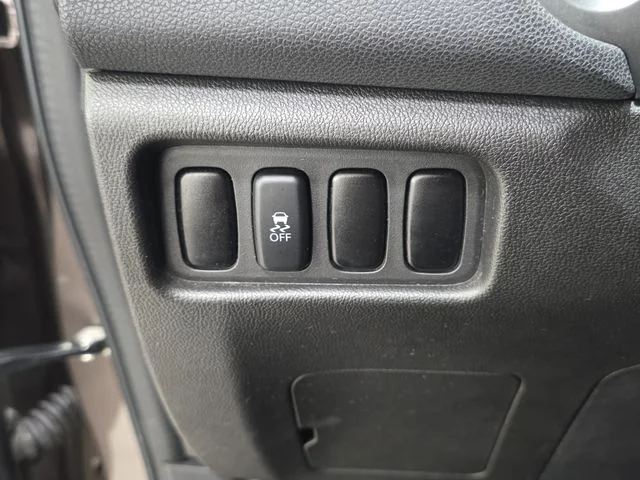 Used 2016 Black Mitsubishi ES image 22