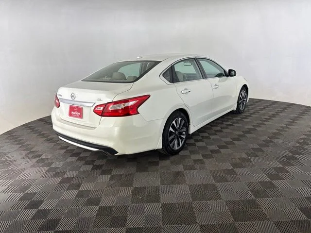 Used 2016 White Nissan 2.5 SL image 5
