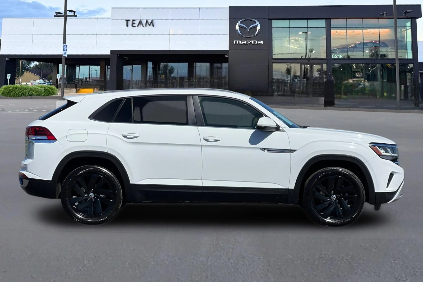 Used 2022 White Volkswagen 2.0T SE w/Technology image 3