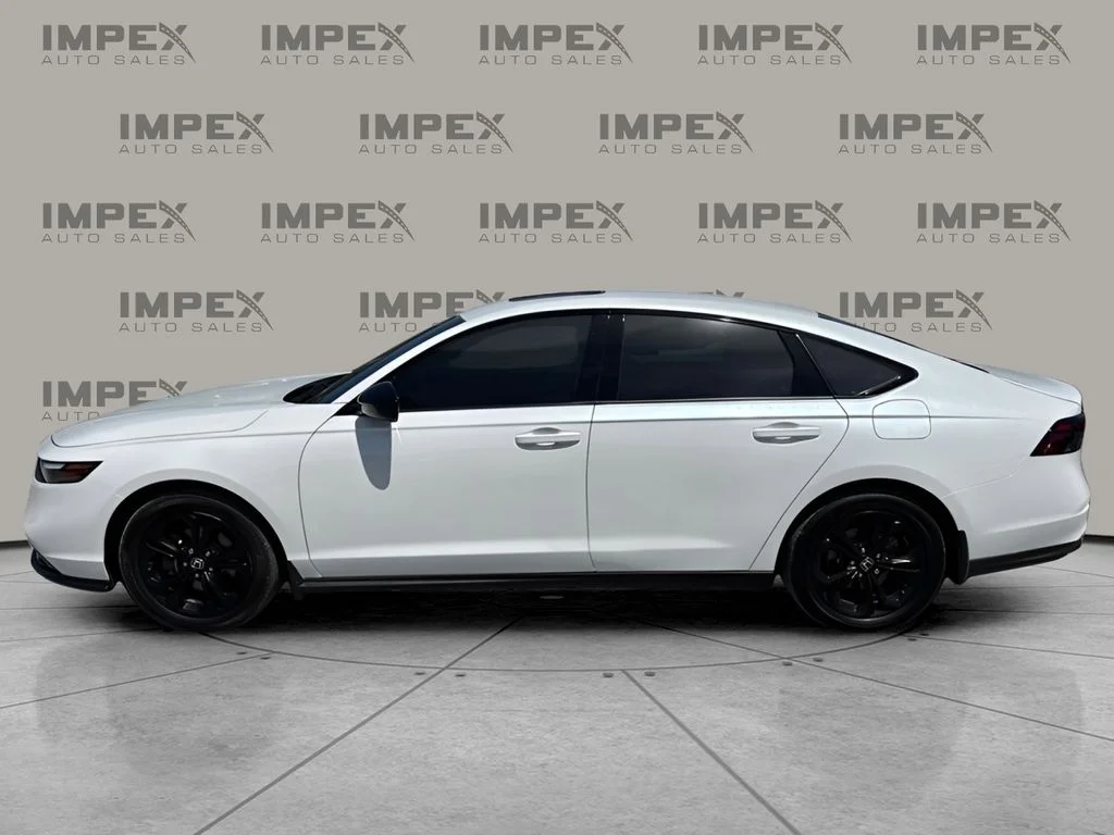Used 2025 White Honda SE image 2