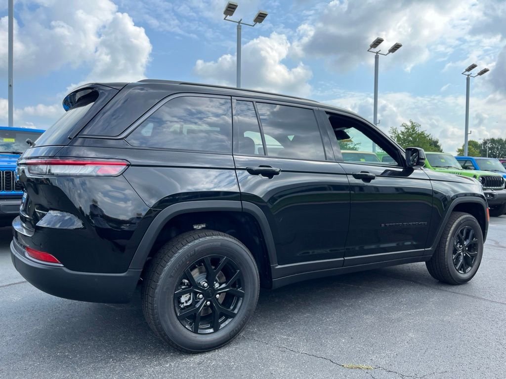 New 2026 Diamond Black Crystal Pearl-Coat Exterior Paint Jeep Altitude image 41