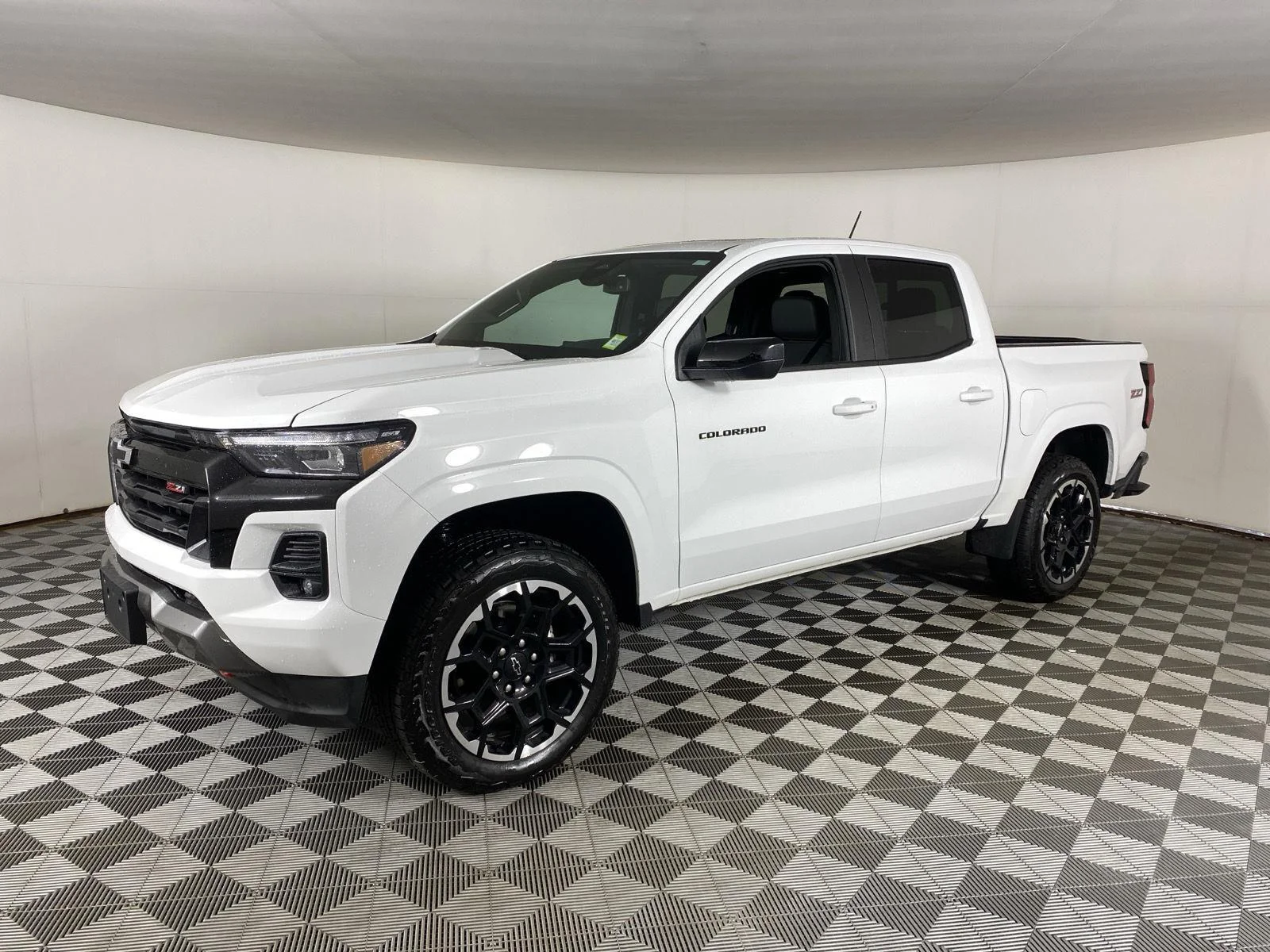 Used 2026 Summit White Chevrolet Z71 image 3