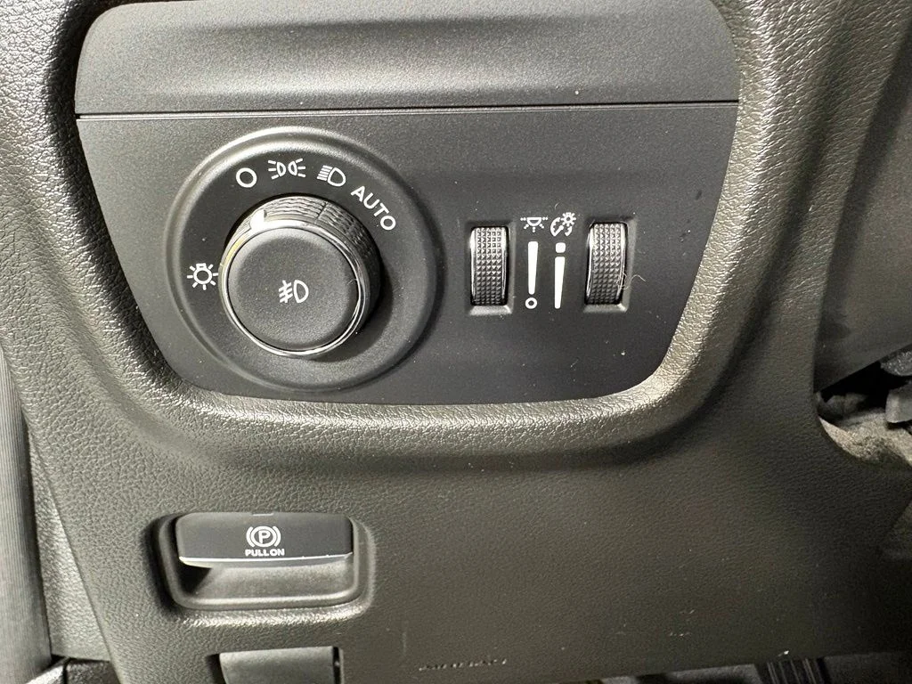 Used 2024 Silver Jeep Limited image 28
