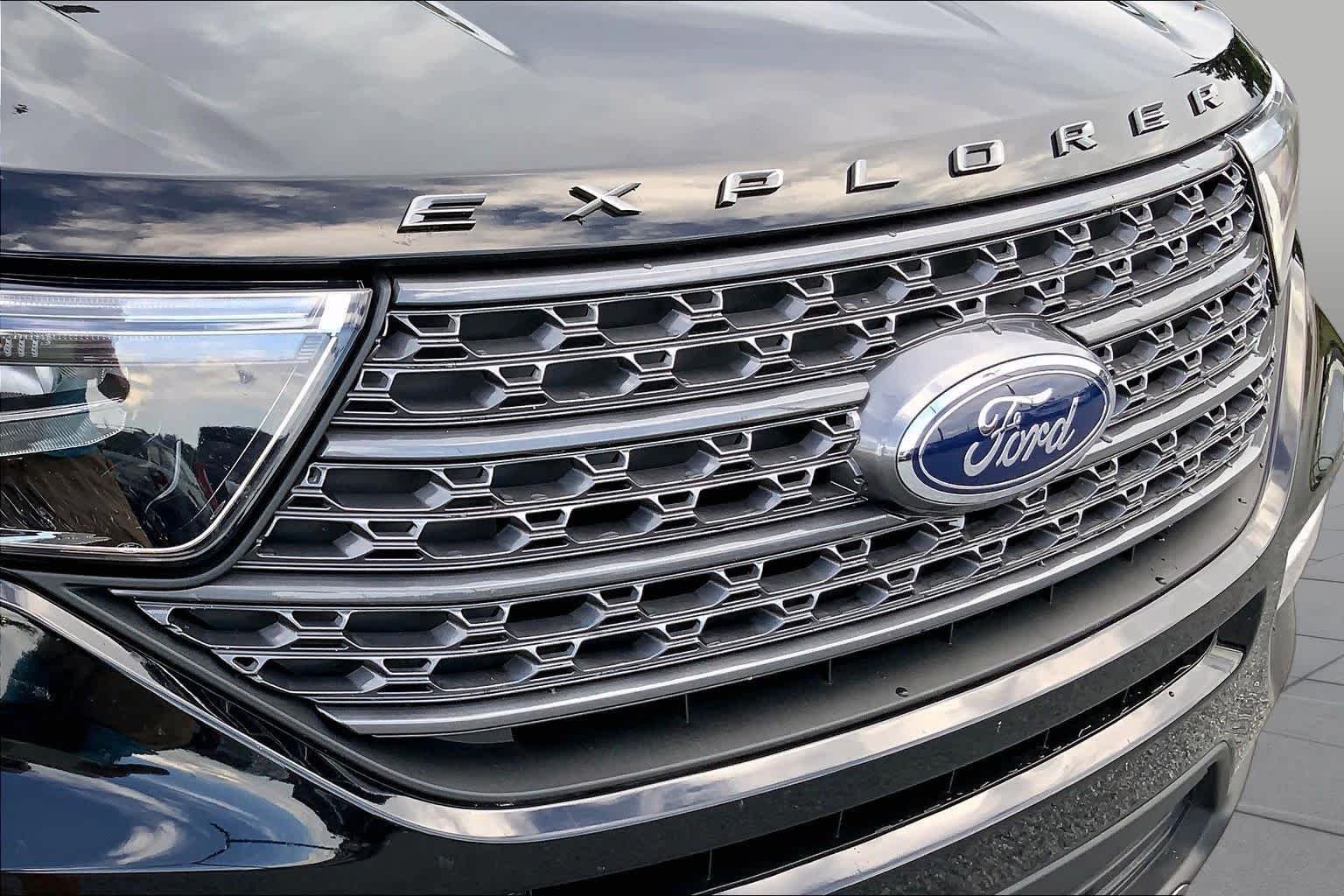 Used 2023 Agate Black Metallic Ford XLT image 28