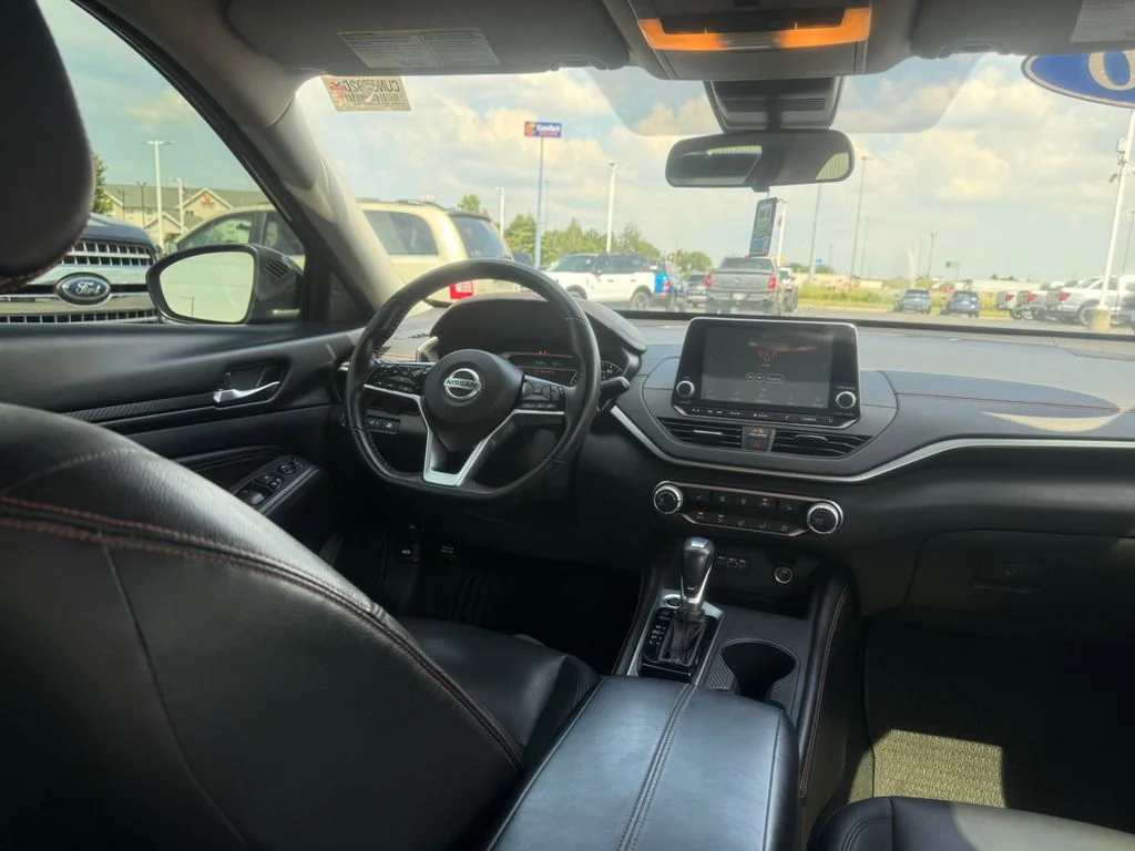 Used 2020 Red Nissan 2.5 SR image 52