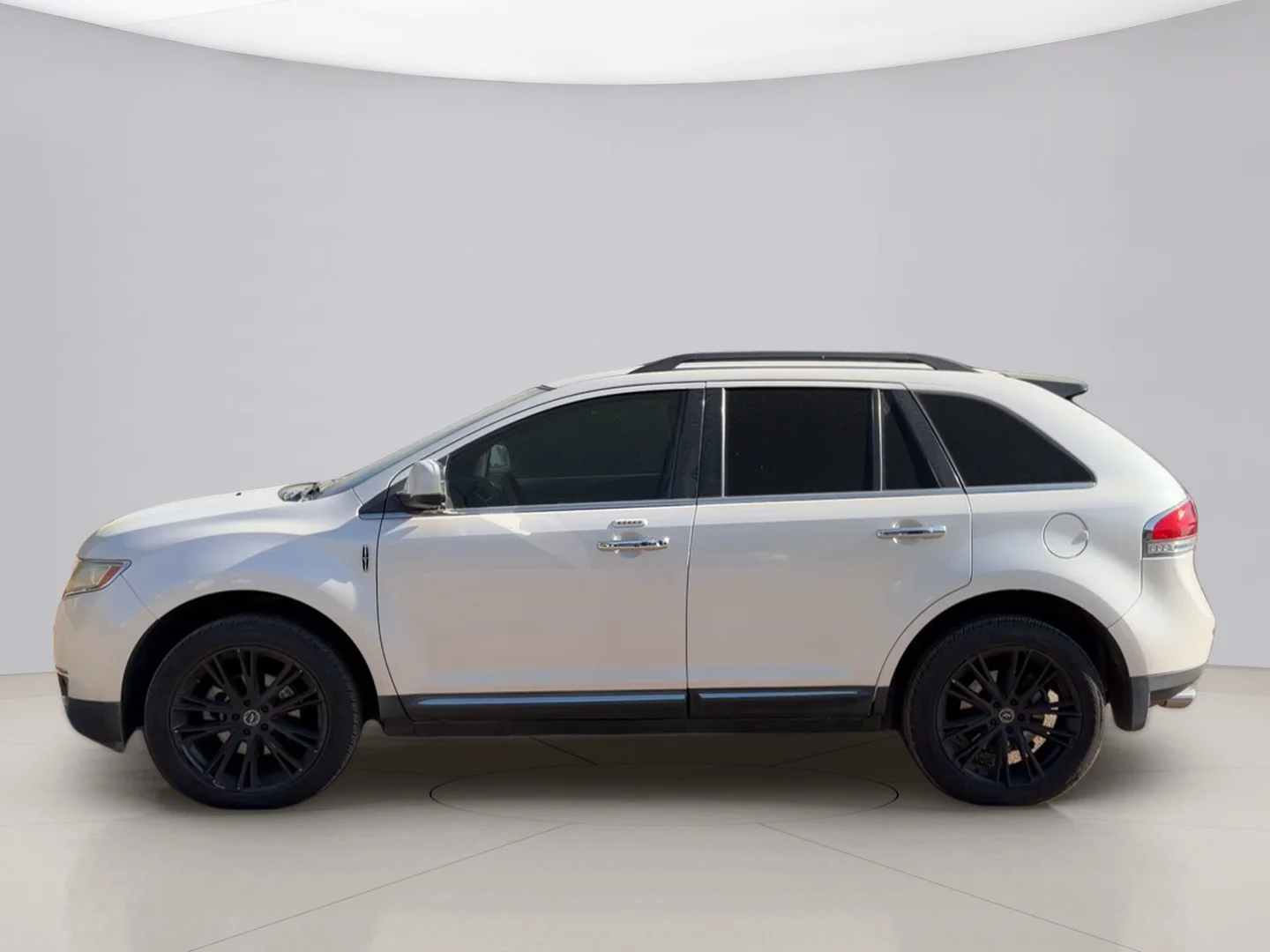 Used 2011 White Lincoln AWD image 2